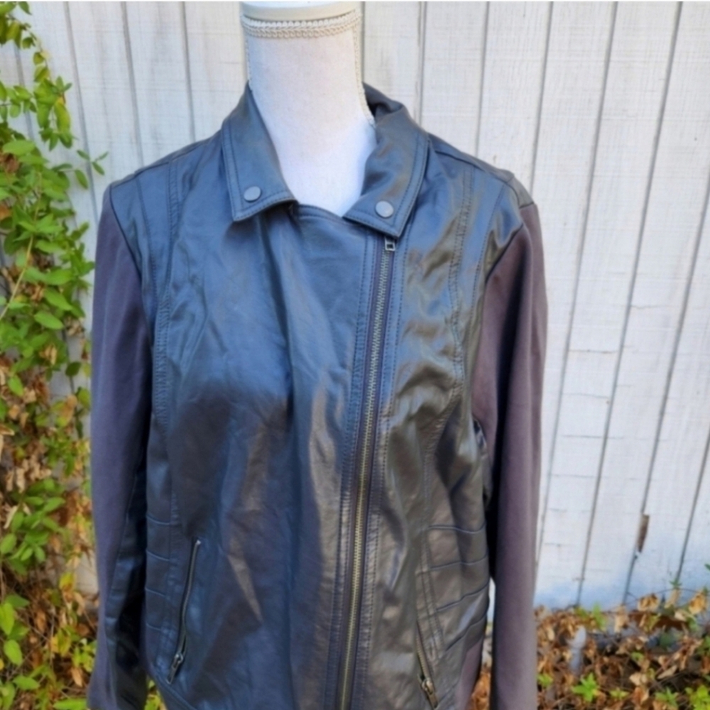 Torrid Faux Leather Bomber Jacket Womens 2 2x Plus No Hood Deep Black Front Zip - Picture 4 of 4
